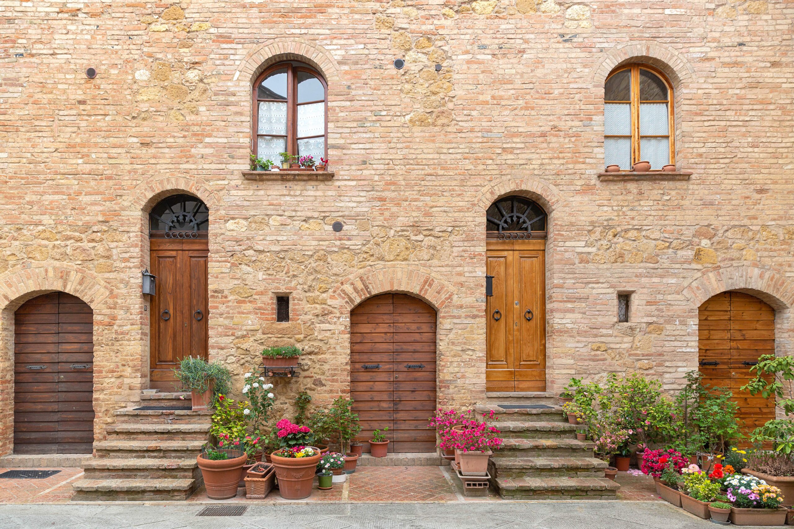 La facciata di una delle case antiche con degli infissi che ben si conciliano con una dimora d'epoca